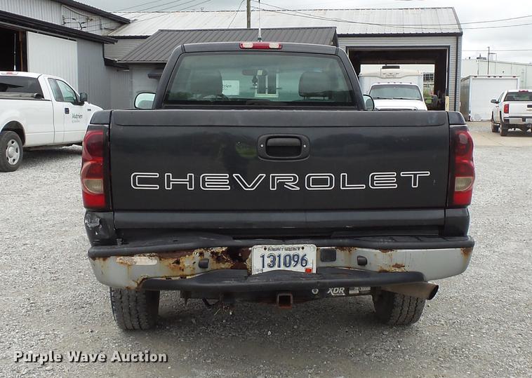 image for item FT9856 2004 Chevrolet Silverado 2500 pickup truck