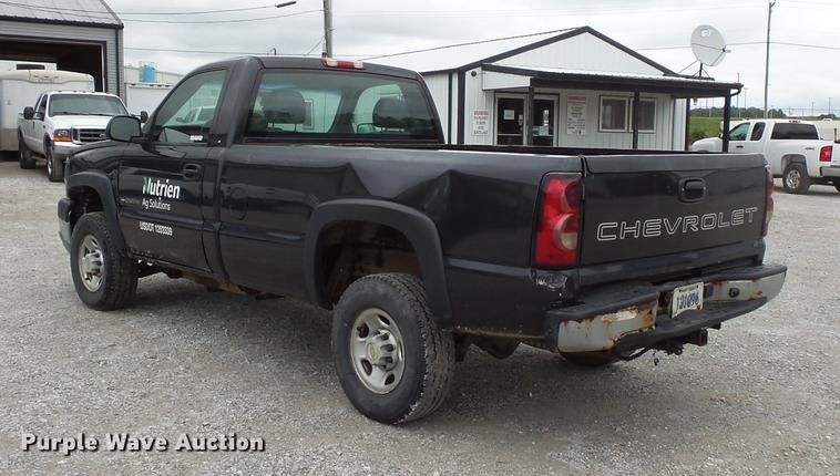 image for item FT9856 2004 Chevrolet Silverado 2500 pickup truck