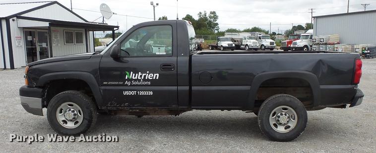 image for item FT9856 2004 Chevrolet Silverado 2500 pickup truck