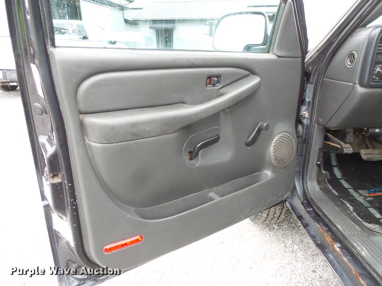 image for item FT9856 2004 Chevrolet Silverado 2500 pickup truck