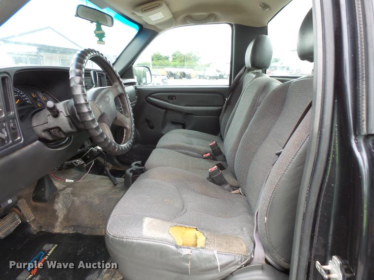 image for item FT9856 2004 Chevrolet Silverado 2500 pickup truck