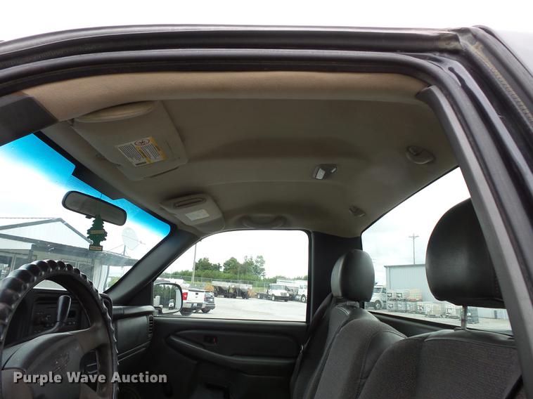 image for item FT9856 2004 Chevrolet Silverado 2500 pickup truck