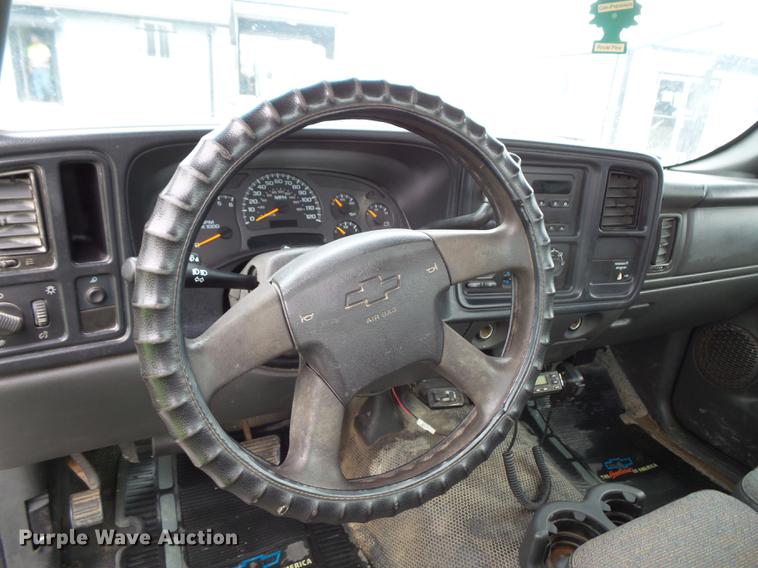 image for item FT9856 2004 Chevrolet Silverado 2500 pickup truck