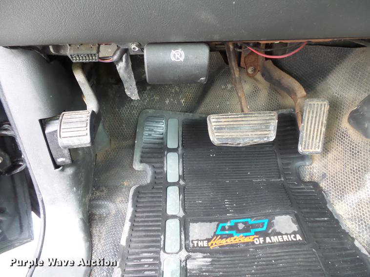 image for item FT9856 2004 Chevrolet Silverado 2500 pickup truck