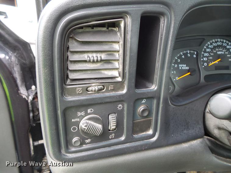 image for item FT9856 2004 Chevrolet Silverado 2500 pickup truck