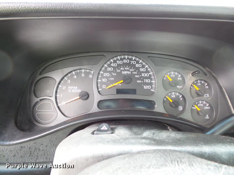 image for item FT9856 2004 Chevrolet Silverado 2500 pickup truck