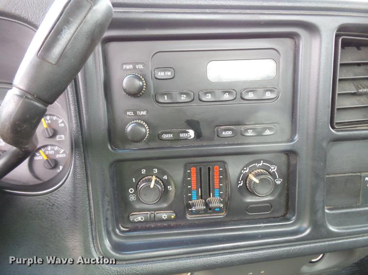 image for item FT9856 2004 Chevrolet Silverado 2500 pickup truck