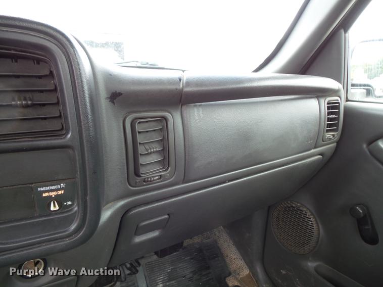 image for item FT9856 2004 Chevrolet Silverado 2500 pickup truck