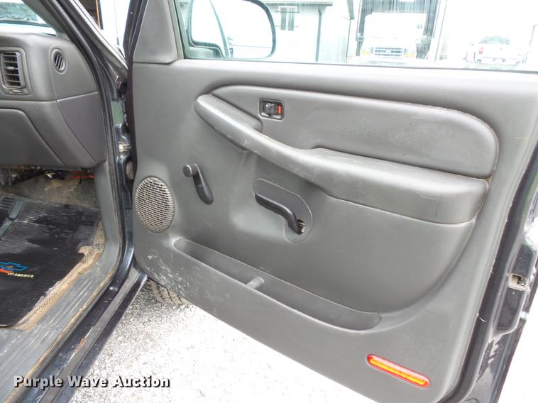 image for item FT9856 2004 Chevrolet Silverado 2500 pickup truck