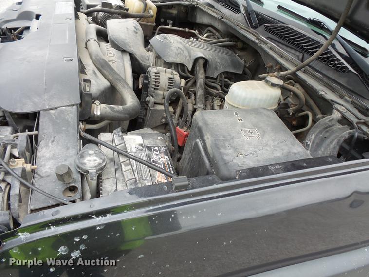 image for item FT9856 2004 Chevrolet Silverado 2500 pickup truck