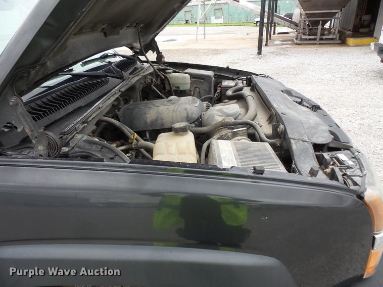 image for item FT9856 2004 Chevrolet Silverado 2500 pickup truck