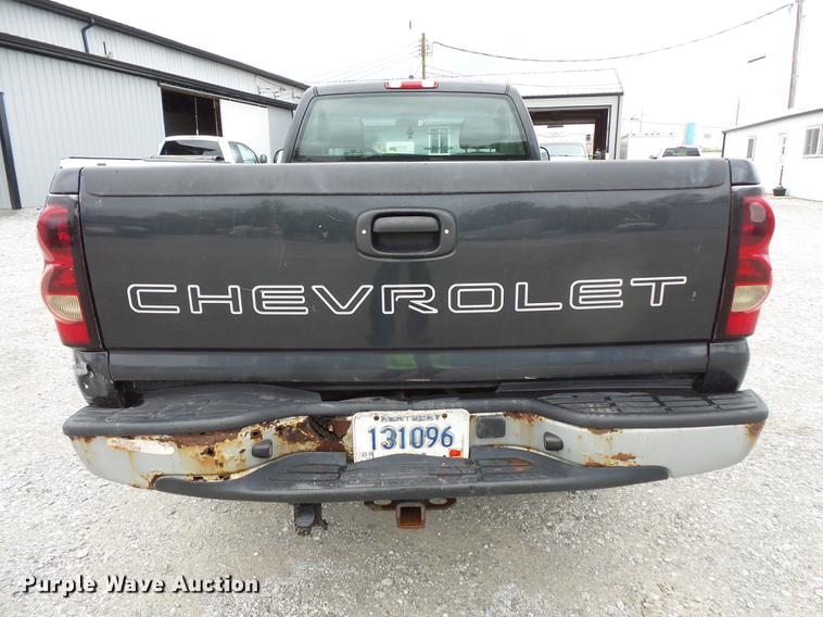 image for item FT9856 2004 Chevrolet Silverado 2500 pickup truck
