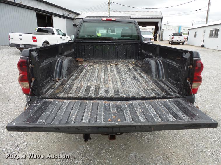 image for item FT9856 2004 Chevrolet Silverado 2500 pickup truck