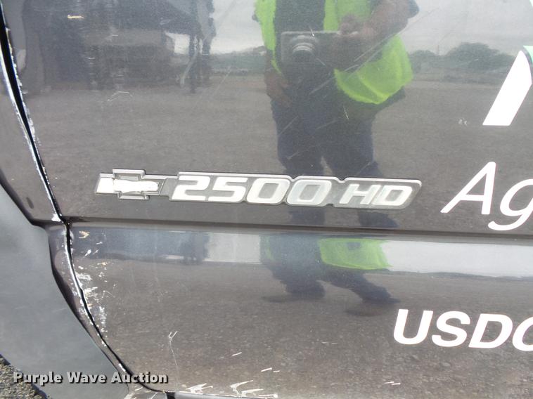 image for item FT9856 2004 Chevrolet Silverado 2500 pickup truck