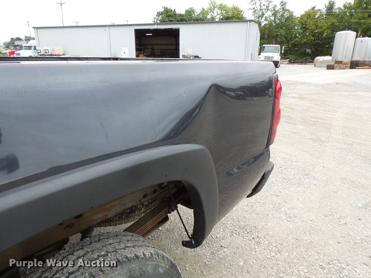 image for item FT9856 2004 Chevrolet Silverado 2500 pickup truck