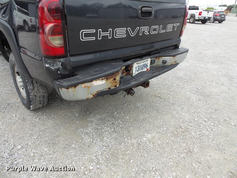 image for item FT9856 2004 Chevrolet Silverado 2500 pickup truck