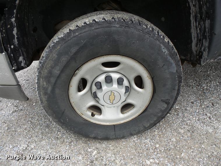 image for item FT9856 2004 Chevrolet Silverado 2500 pickup truck