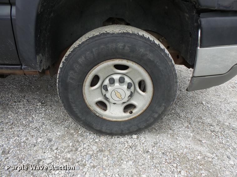 image for item FT9856 2004 Chevrolet Silverado 2500 pickup truck