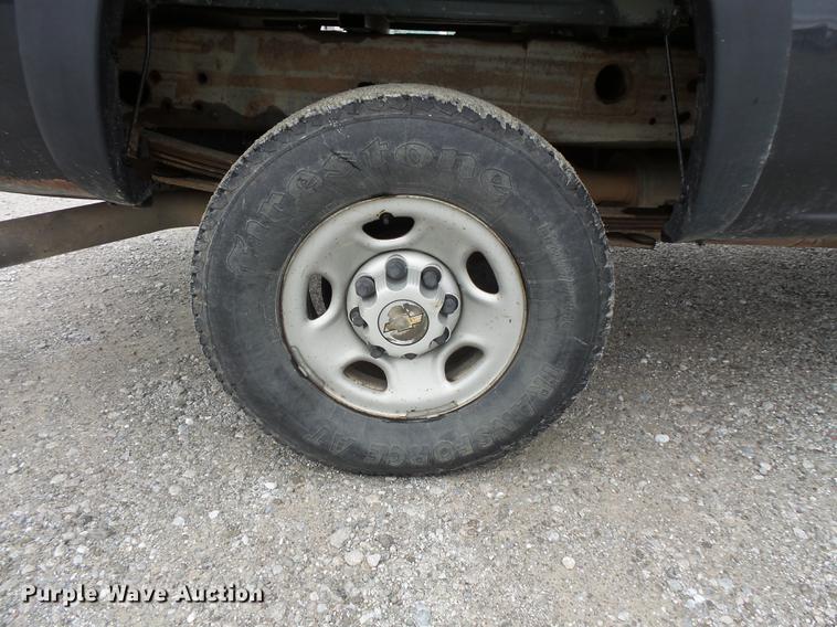 image for item FT9856 2004 Chevrolet Silverado 2500 pickup truck