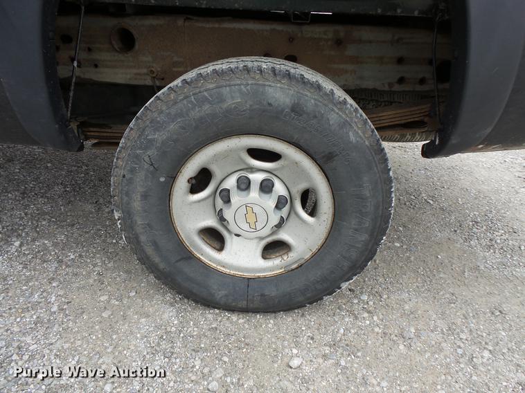 image for item FT9856 2004 Chevrolet Silverado 2500 pickup truck