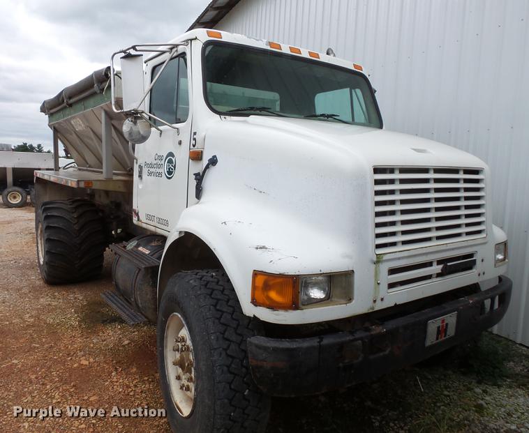image for item FT9861 1994 International 8100 applicator truck