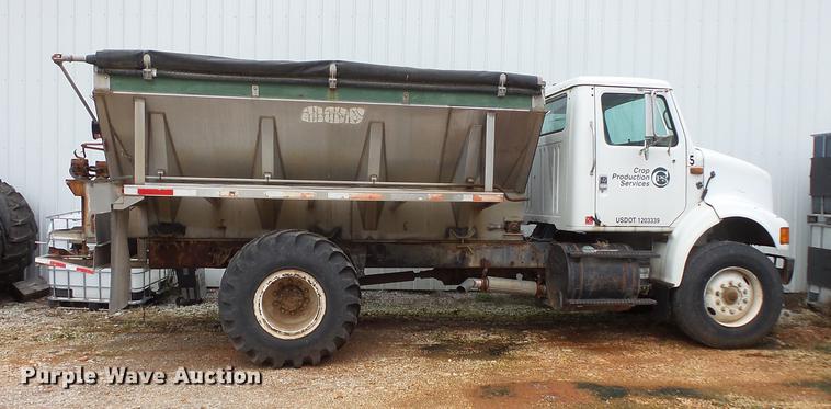 image for item FT9861 1994 International 8100 applicator truck