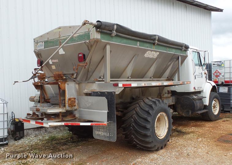 image for item FT9861 1994 International 8100 applicator truck