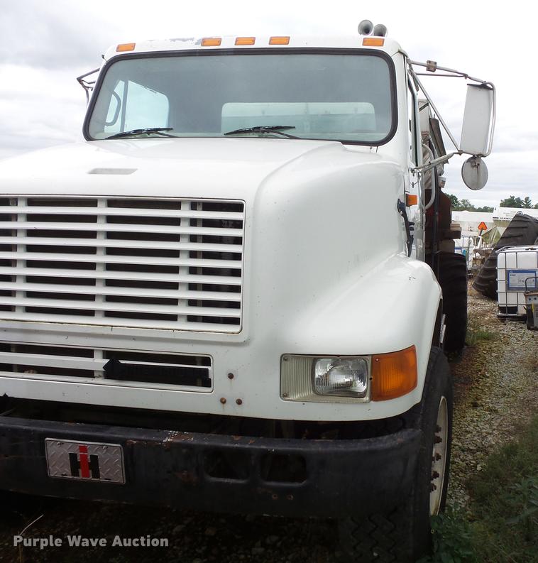 image for item FT9861 1994 International 8100 applicator truck