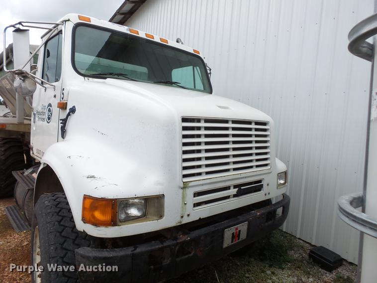 image for item FT9861 1994 International 8100 applicator truck