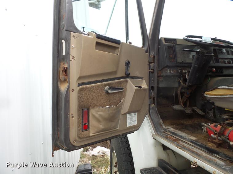 image for item FT9861 1994 International 8100 applicator truck