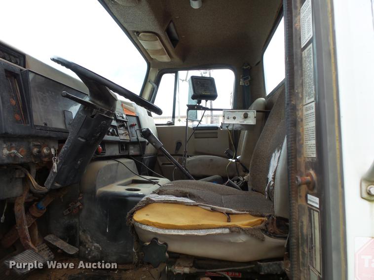 image for item FT9861 1994 International 8100 applicator truck