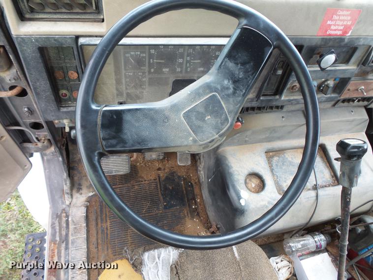 image for item FT9861 1994 International 8100 applicator truck