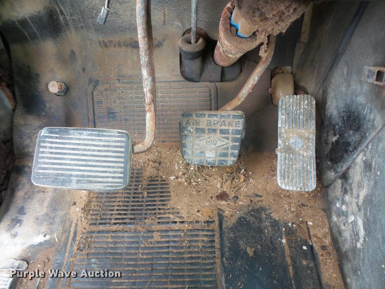 image for item FT9861 1994 International 8100 applicator truck