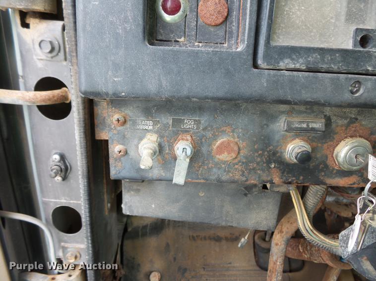 image for item FT9861 1994 International 8100 applicator truck