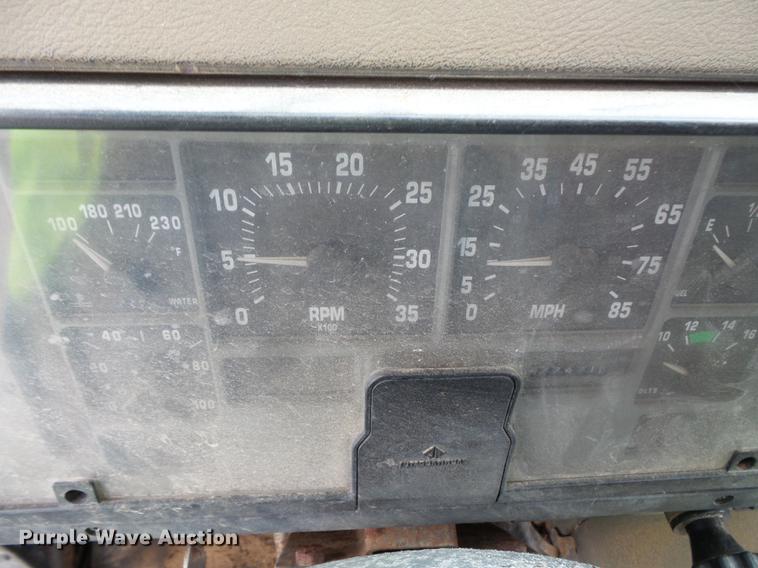 image for item FT9861 1994 International 8100 applicator truck