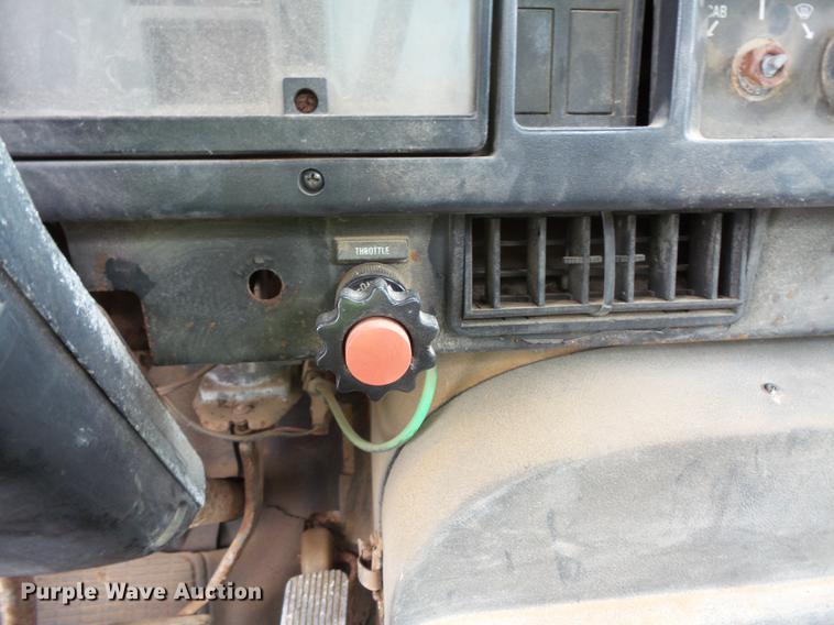 image for item FT9861 1994 International 8100 applicator truck