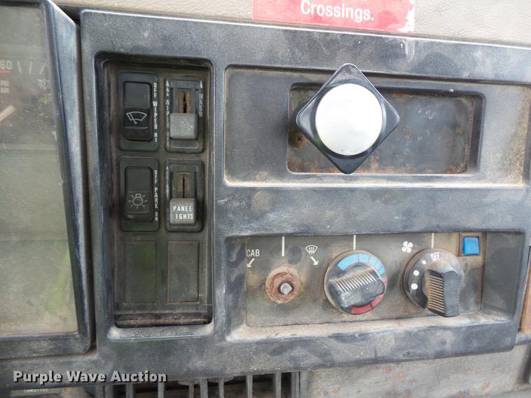 image for item FT9861 1994 International 8100 applicator truck