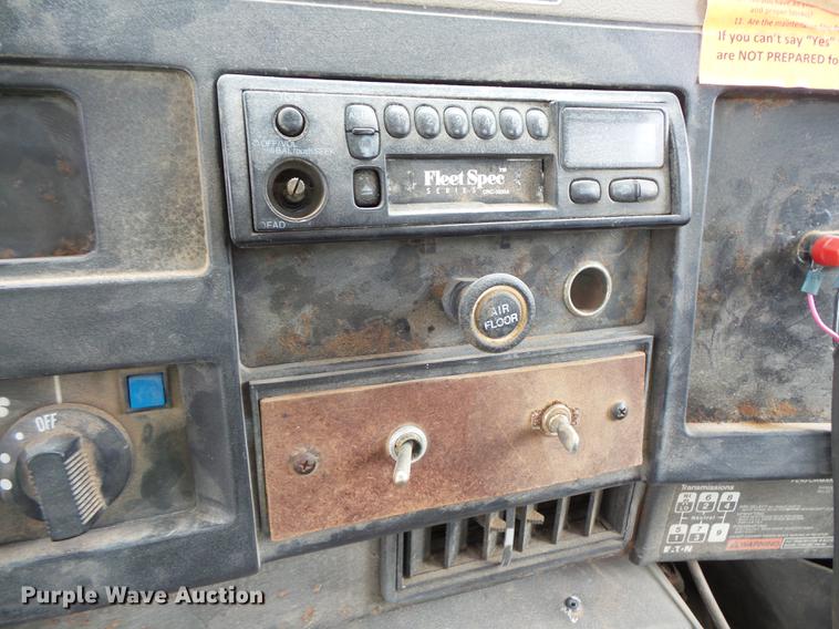 image for item FT9861 1994 International 8100 applicator truck