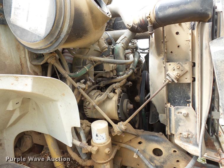 image for item FT9861 1994 International 8100 applicator truck