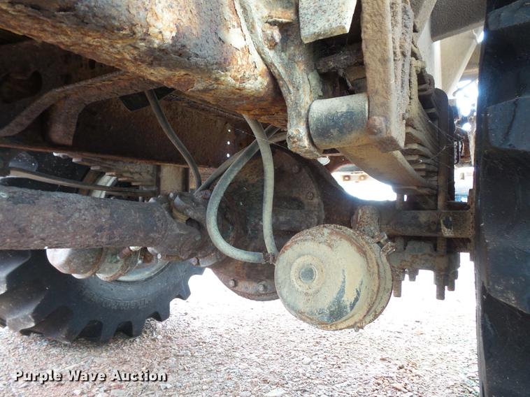 image for item FT9861 1994 International 8100 applicator truck