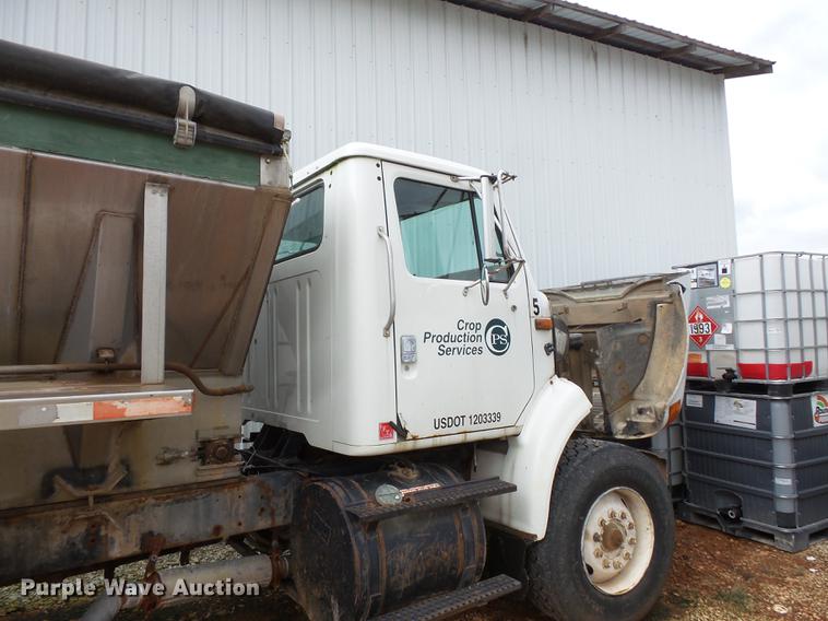 image for item FT9861 1994 International 8100 applicator truck