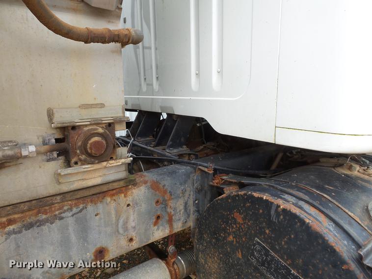 image for item FT9861 1994 International 8100 applicator truck