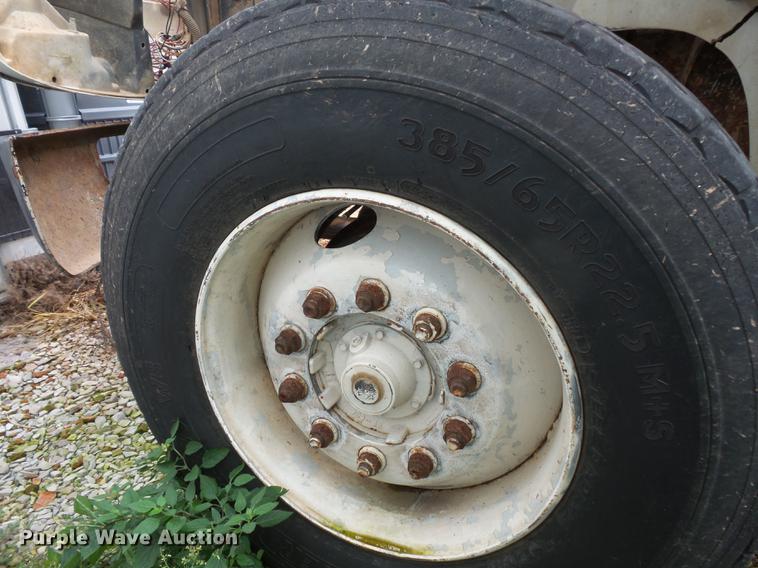 image for item FT9861 1994 International 8100 applicator truck