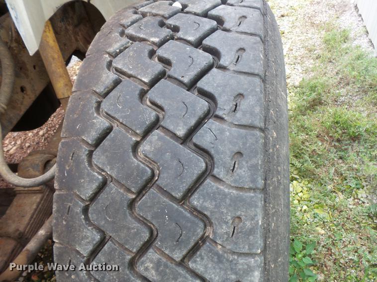 image for item FT9861 1994 International 8100 applicator truck