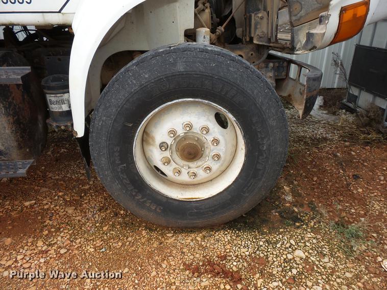 image for item FT9861 1994 International 8100 applicator truck