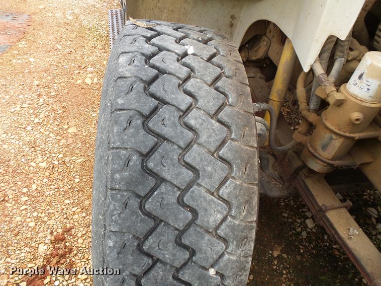 image for item FT9861 1994 International 8100 applicator truck