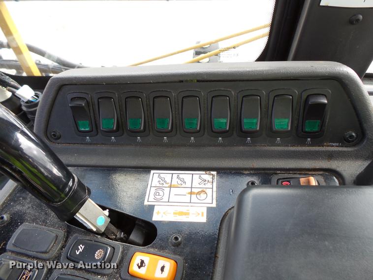 image for item FT9863 2014 Ag-Chem RoGator RG700 sprayer