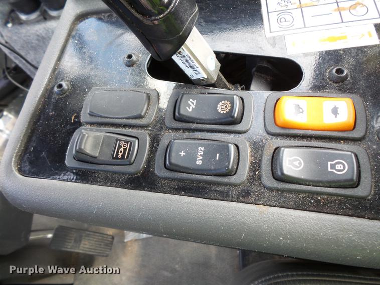 image for item FT9863 2014 Ag-Chem RoGator RG700 sprayer