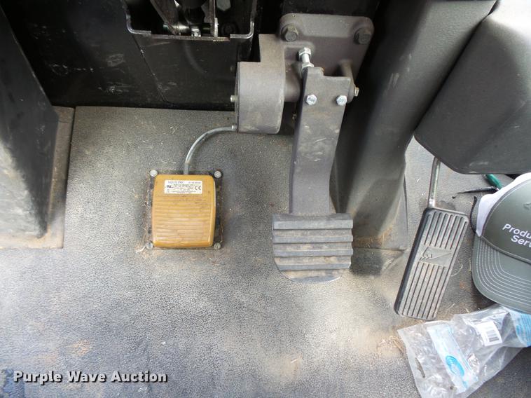 image for item FT9863 2014 Ag-Chem RoGator RG700 sprayer