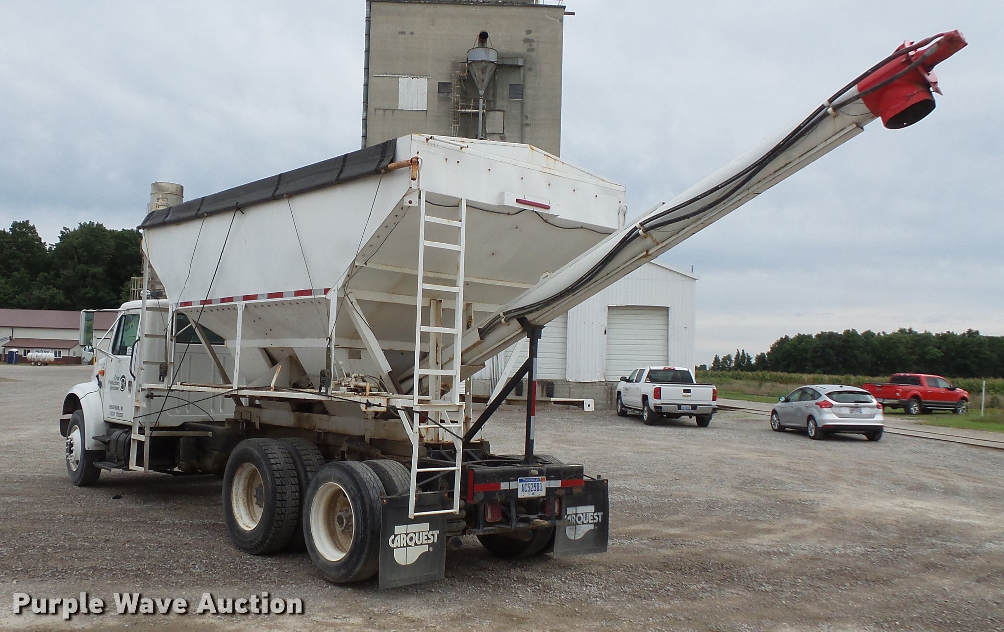 1990 International 4900 fertilizer tender truck in Henderson, MI Item